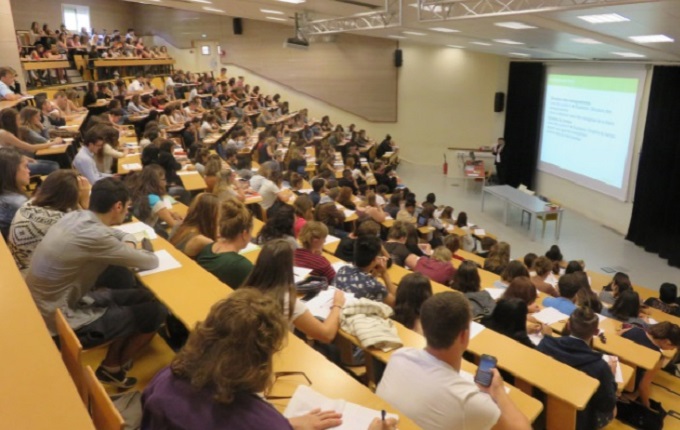 يهم الطلبة الجدد والقدامى وطلبة الماجستير والدكتوراه.. تفاصيل المنح الجامعية.. آجال التسجيل وشروط الانتفاع بها
